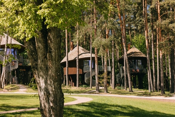 Jaunajā tūrisma sezonā LVM dabas parka glempingā atklāti vēl divi namiņi kokos