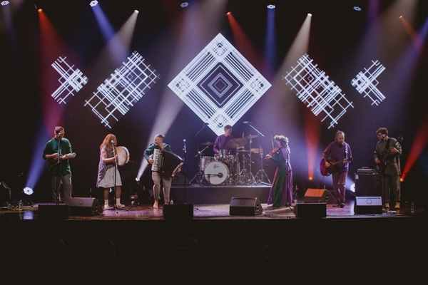 Postfolkloras grupa «RIKŠI» aicina uz 15 gadu jubilejas ballīti Mūzikas namā «Daile»