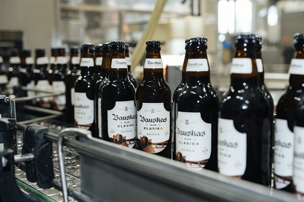 Bauskas alus jubilejas alus «Klasika» no marta pieejams stikla pudelēs visā Latvijā