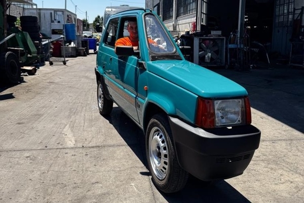 Tikai 50 cm plats un brauc! Pasaulē šaurākais auto ieradīsies Rīgā