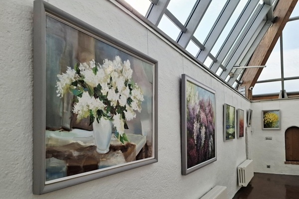 Jelgavas Sv. Trīsvienības baznīcas tornī skatāma mākslinieces Aijas Princes jaunāko darbu izstāde