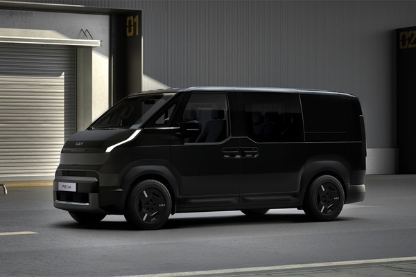 Kia PV5 Crew Van: no divvietīga kravas furgona līdz piecvietīgam pasažieru auto ar vienu kustību