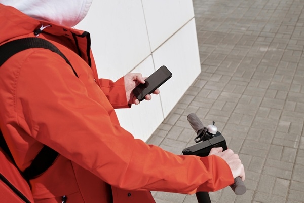 Mikromobilitāte pilsētā: jaunie noteikumi un drošas braukšanas ABC