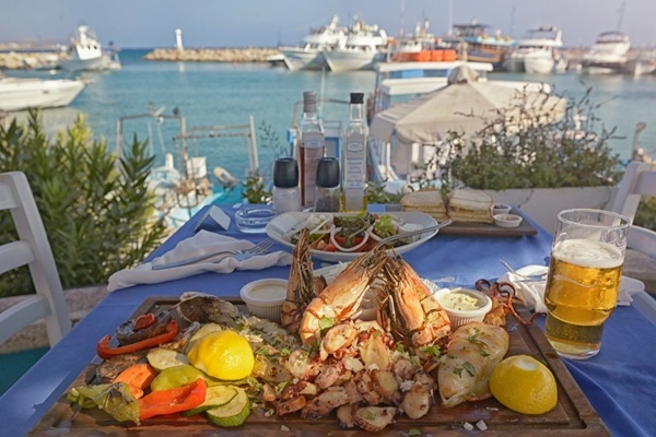 Gastronomijas piedzīvojums Kiprā: vīna darītavas, olīveļļa un tradicionālās maltītes