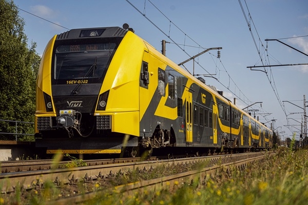 Pētījums: pasažieri vilcienu satiksmi vērtē augstāk nekā sabiedrisko transportu kopumā