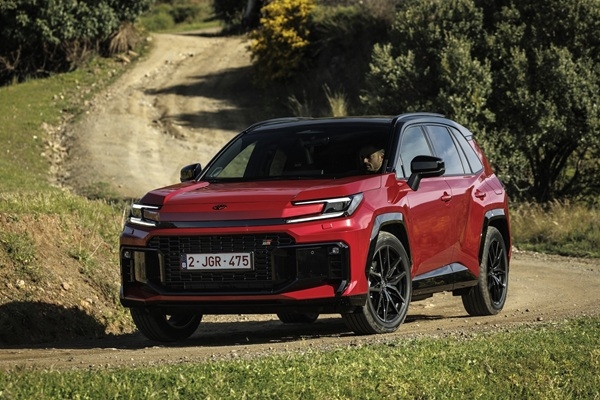 Evolūcija kļūst par revolūciju: Latvijā ierodas jaunā sestās paaudzes «Toyota RAV4»