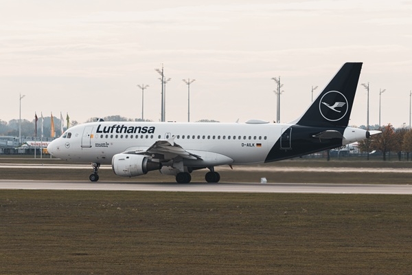«Lufthansa» steigā samazina floti streiku un degvielas cenu dēļ