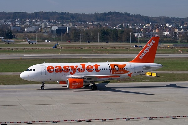 Zemo izmaksu lidsabiedrība «EasyJet» par smagu un 5 pasažieriem bija jāpamet lidmašīna
