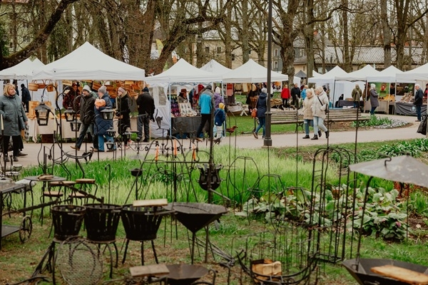 Valmiera: Vecpuišu parkā norisināsies Pavasara tirdziņš