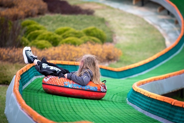 Jēkabpils Mežaparkā atklāta atjaunotā kameršļūkšanas trase
