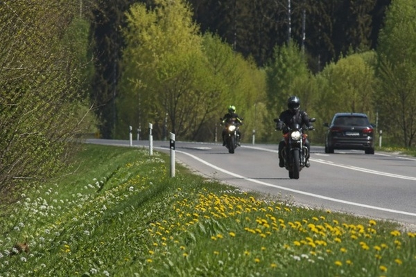 Latvijas iedzīvotājus visvairāk satrauc motociklu vadītāju braukšanas prasmes un ātrums