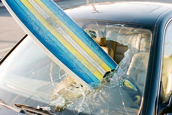 Vairāk nekā trešdaļu bojātu auto vējstiklu iespējams salabot bez nomaiņas: kas autovadītājiem būtu jāzina
