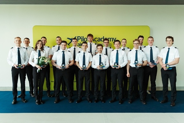 «airBaltic» Pilotu akadēmiju absolvē 17 studenti 