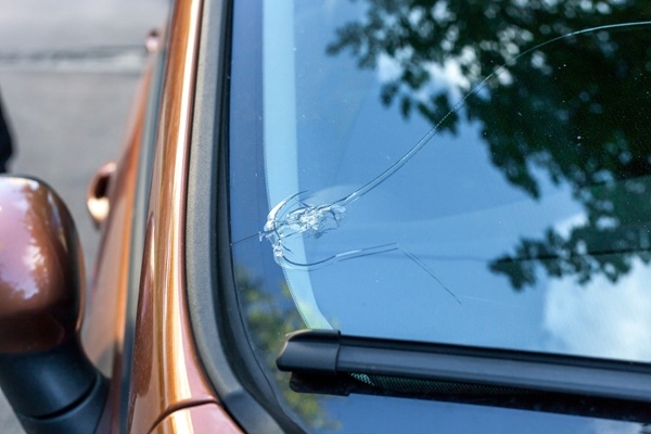 Pavasarī pieaudzis akmens radīto auto vējstiklu bojājumu skaits 