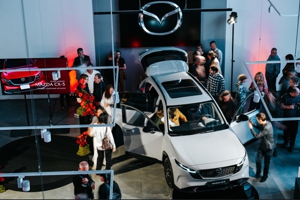 Atklāj renovēto «Mazda» autosalonu, un Latvijas tirgus pirmizrādi piedzīvo jaunais apvidus auto «Mazda CX-5»