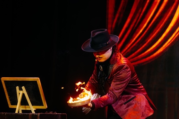 Trīs vakari maģijas, pirms iluzionists Dante Pecolli dodas uz Madridi studēt kinomeistarību