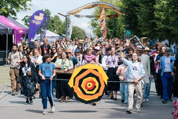 Viljandi Folkmūzikas festivāls pulcē tūkstošiem apmeklētāju un apliecina jaunās paaudzes interesi par tradicionālo mūziku