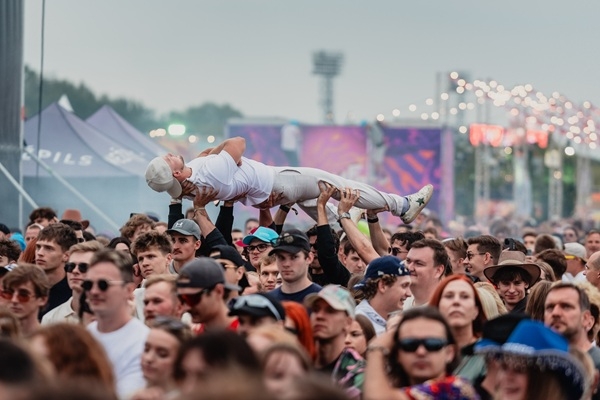 Bildinājums, ugunīgs lāzeršovs un karstas dejas – grandiozi noslēdzies «Summer Sound 2026»