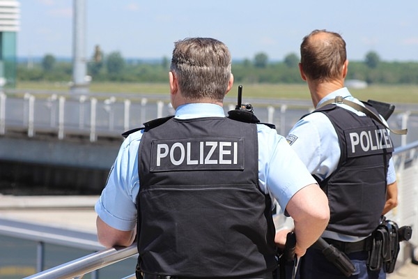 Vācijas lidostā sakaujas 20 pasažieri