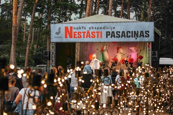 «Nestāsti pasaciņas» ģimenēm: sešas pieturas, simtiem pārsteigumu un īpašs vakara noslēgums