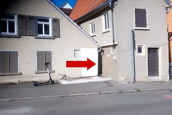 Vācijā atrodama pasaulē šaurākā iela – tikai 31 centimetrs platumā (video)