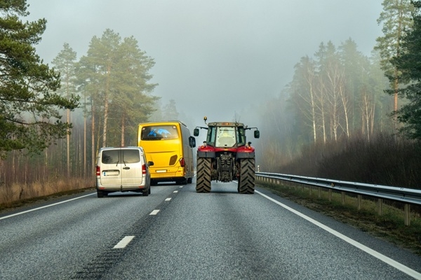 Vai pāris minūtes ir riska vērtas? Ar apdzīšanu saistīto avāriju skaits šogad pieaudzis par 66%