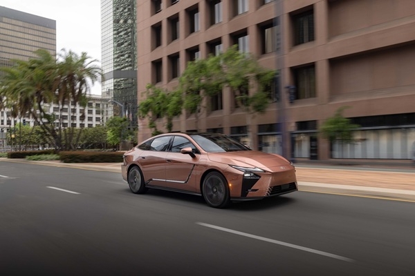 Latvijā ieradies pirmais pilnībā elektriskais «Lexus ES»