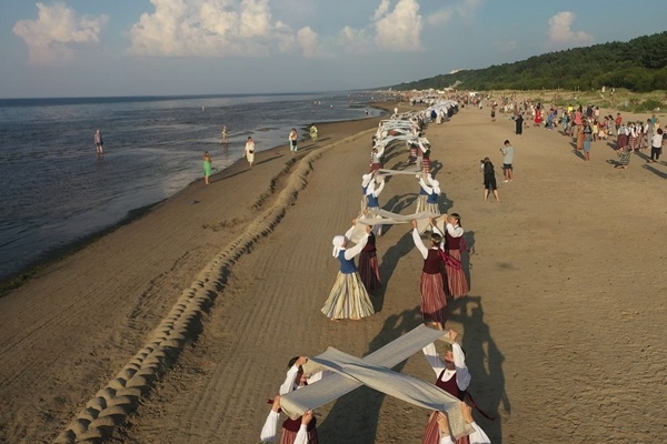 Kaugurciema pludmalē notiks deju festivāls «Jūras bize»