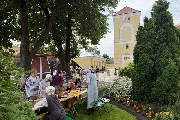 Piektdienas vakara pastaigā Livonijas ordeņa pils tornis pārtaps mākslas darbā