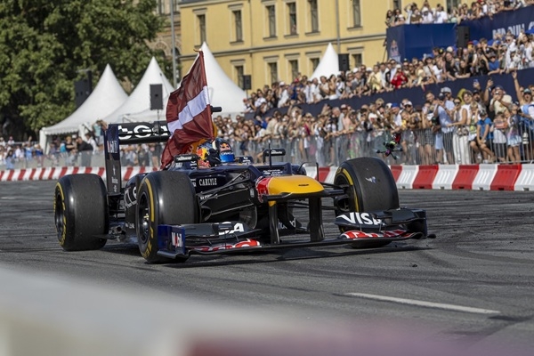 F-1, drifts un rallijs: «Red Bull Showrun» Rīgā pulcē tūkstošiem skatītāju iespaidīgā šovā