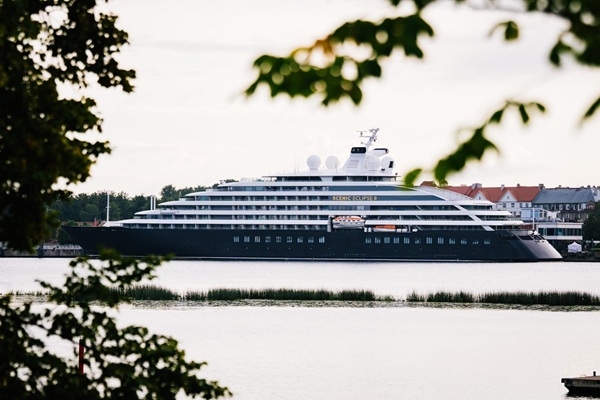 Rīgā viesojas viena no ekskluzīvākajām ekspedīciju kruīza jahtām pasaulē «Scenic Eclipse II»