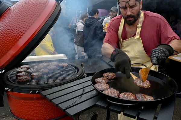 Rīgā jau piekto reizi norisinājās labdarības pikniks Ukrainas atbalstam: viesiem pagatavoja 1000 burgeru un 600 hotdogu