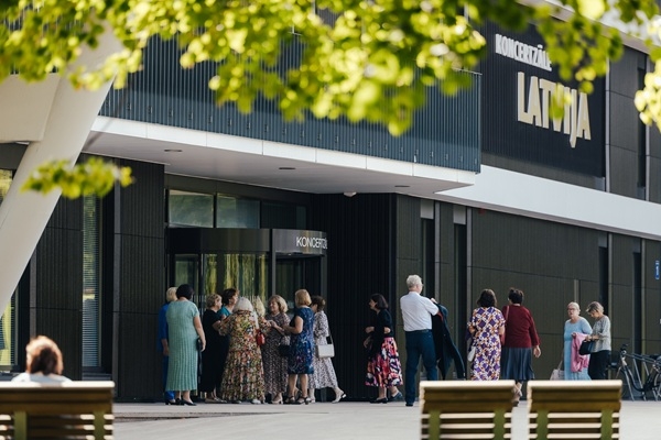 Piektdienas «divi vienā» – koncerts un biļešu tirdzniecības akcija