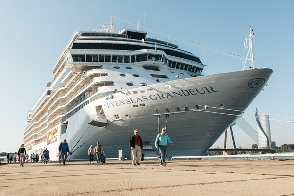 Rīgā pirmo reizi viesojas luksusa kruīza kuģis «Seven Seas Grandeur»