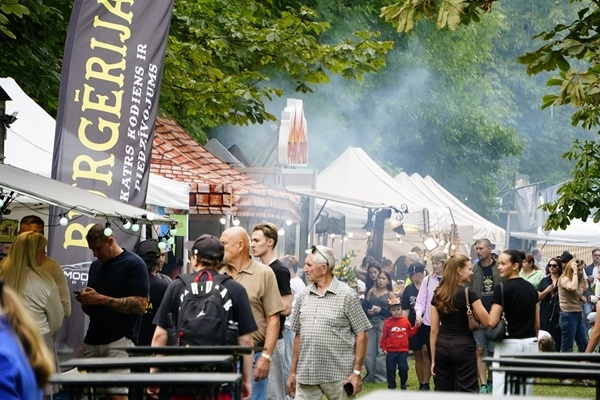 Daugavpilī aizvadīts ielu ēdiena un alus festivāls «Garšu toņi» un «Alus dārzs»