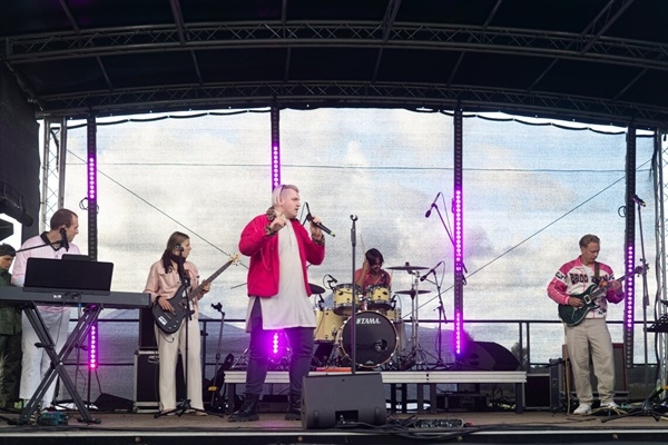 Spītējot lietum, jautrā noskaņā aizvadīts «Ulubeles» labdarības festivāls