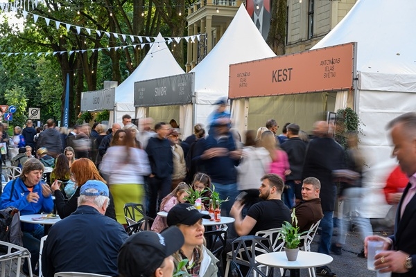 Pirmie Antonijas ielas svētki pulcē ap 5 000 apmeklētāju, aizsākot jaunu tradīciju