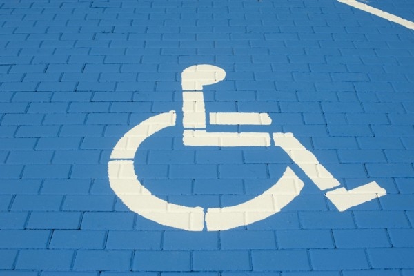 Latvijā ieviesīs Eiropas stāvvietu karti personām ar invaliditāti