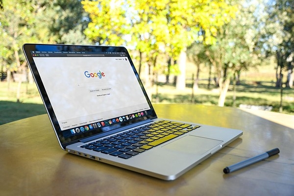 Google būtiski maina ceļojumu meklēšanu Eiropā: pazūd tiešsaistes cenas viesnīcām un aviobiļetēm