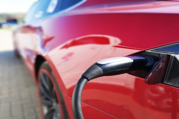 “Ignitis ON” ievieš dīkstāves maksu visās ātrās elektroauto uzlādes stacijās Latvijā