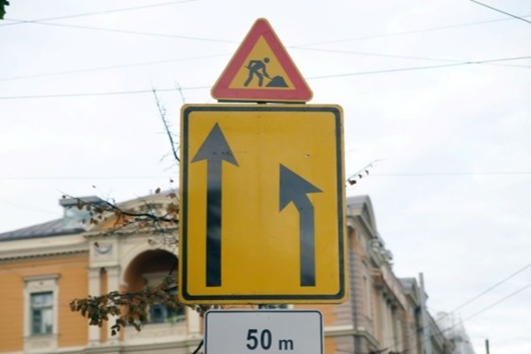 Līdz 6. novembrim pagarina satiksmes ierobežojumus nobrauktuvē no Vanšu tilta uz Pils laukumu