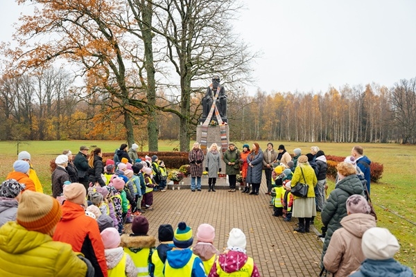 Sīki, mazi kukainīši – lielas svinības pie Dainu tēva 30.oktobra rītā Siguldā
