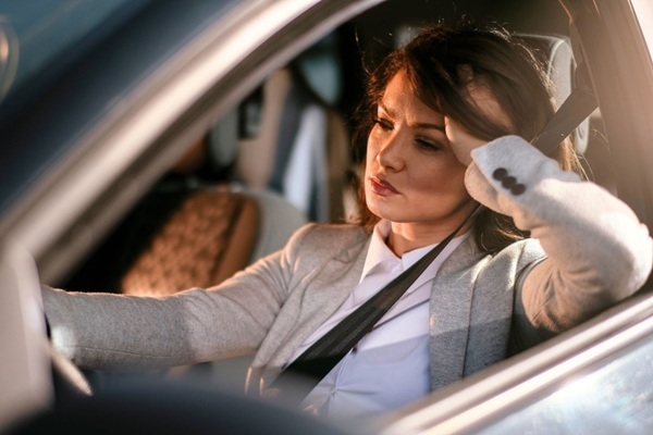 Pētījums: 86 % autovadītāju mēdz braukt miegaini un noguruši