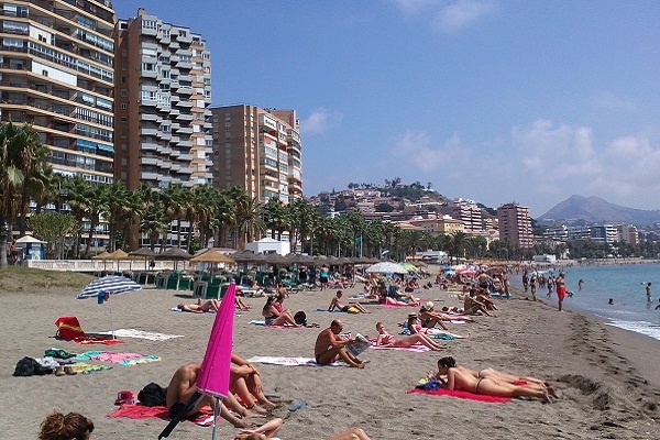 Malaga ievieš tūristu ētikas kodeksu, kura pārkāpšanas izmaksās dārgi