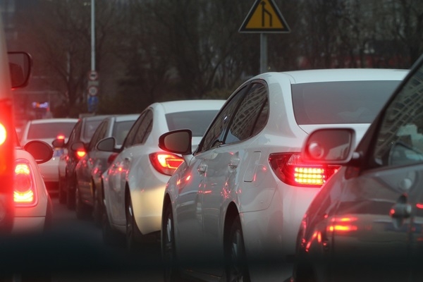 Tallinā kameras fiksēs automašīnas, kas brauc pa sabiedriskā transporta joslu