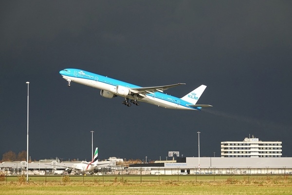 KLM mazinās izdevumus uz darbinieku rēķina