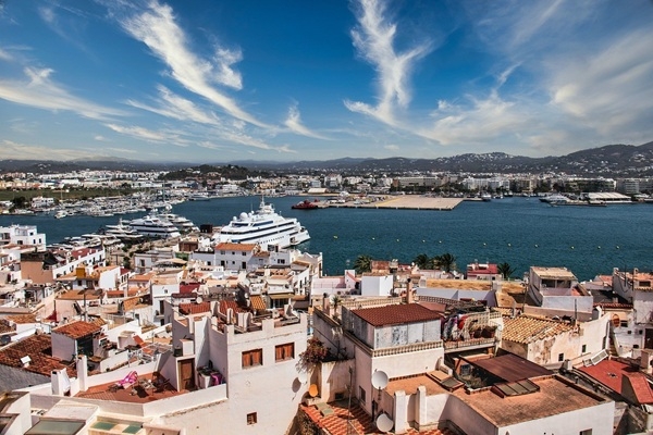 Ibiza ierobežo tūristu automašīnu skaitu