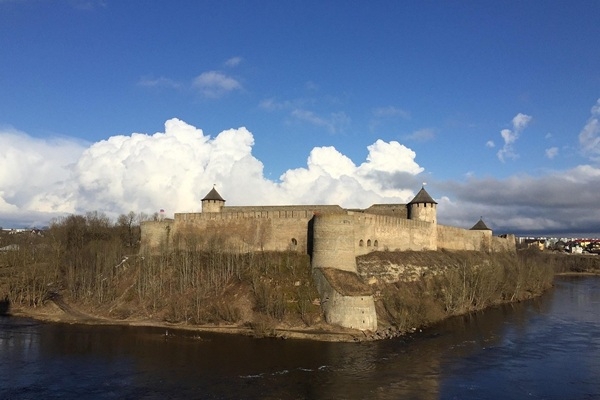 Par spīti sankcijām, Narvas iedzīvotāji turpina doties šopingā uz Ivangorodu 