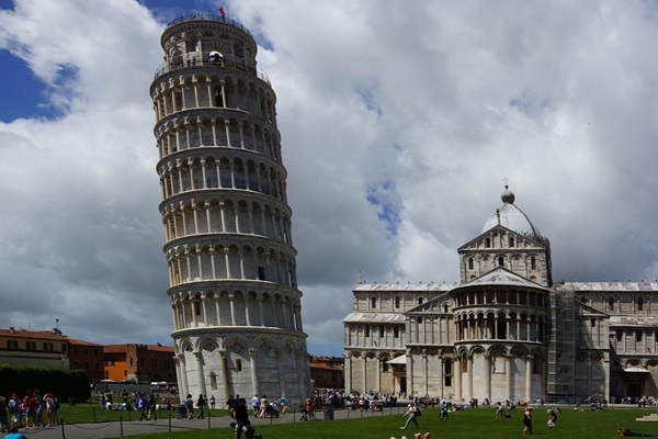 15. decembris vēsturē: Apmeklētājiem atkal durvis ver Pizas tornis