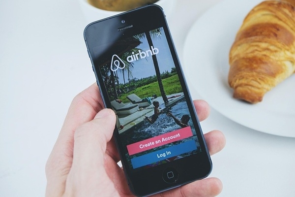 Spānija uzliek «Airbnb» 75 miljonu ASV dolāru sodu par nelicencētiem īres sludinājumiem